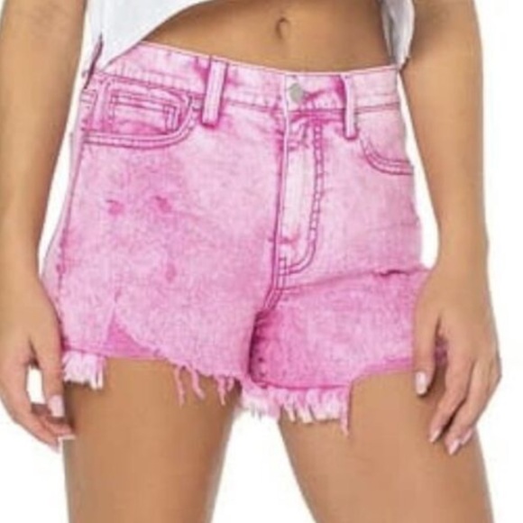 Ultra high-rise denim short. Color: pink distress. - Picture 2 of 3